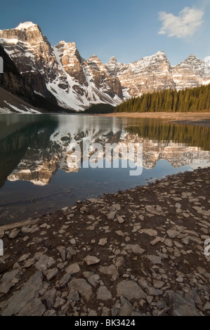 Au lever du soleil au lac Moraine, Banff National Park, Alberta, Canada Banque D'Images