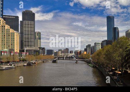 La rivière Yarra, Melbourne. Paysage urbain du centre-ville avec la rivière dans le centre et gratte-ciel de chaque côté. Banque D'Images