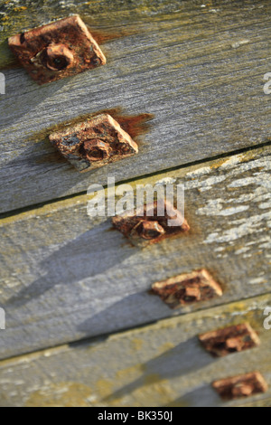 Rusty, les écrous, les boulons et les rondelles sur un épi de la défense de la mer dans l'East Sussex, Angleterre. Banque D'Images