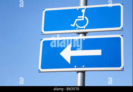 Les places de stationnement pour personnes handicapées signe de la circulation , Finlande Banque D'Images