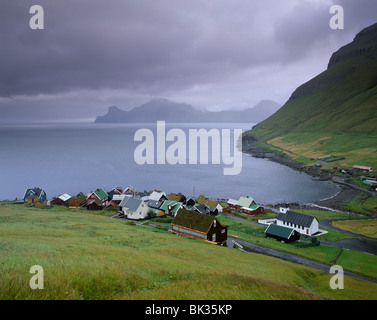 Elduvik Funningsfjordur village, vue sur les falaises et Kalsoy au loin, Esturoy Island, Îles Féroé (îles Féroé), Danemark Banque D'Images