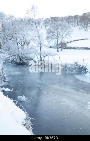 La rivière Severn gelés en hiver. Près de Llanidloes, Powys, Pays de Galles. Banque D'Images