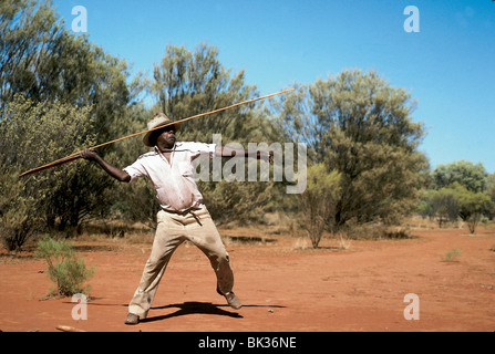Un adulte mâle aborigène à l'aide d'une élingue de pierres avec une lance à Rod Steinert's Aboriginal Dreamtime d', Australie Banque D'Images