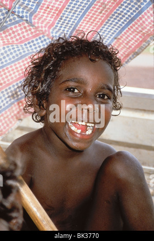 Portrait d'un enfant d'origine souriant, île Bathurst, îles Tiwi, Australie Banque D'Images