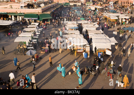 Vue aérienne d'étals, des gens et des artistes dans l'état occupé Place Djemma el Fna dans la médina, Marrakech, Maroc, Afrique du Nord Banque D'Images