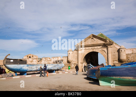 Bab El Marsa gateway porte d'entrée à travers les murs de la ville fortifiée du 18ème siècle, Essaouira, ancienne Mogador, Maroc Banque D'Images
