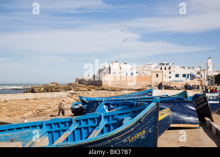 Les petits bateaux de pêche en bois sur la mer, avec des bâtiments blancs de la Médina, au-delà, Essaouira, ancienne Mogador, Maroc Banque D'Images