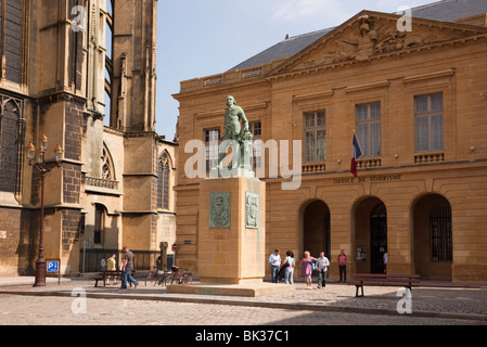 Statue d'Abraham de Fabert d'Esternay par cathédrale St Etienne, Metz, Lorraine, France Banque D'Images