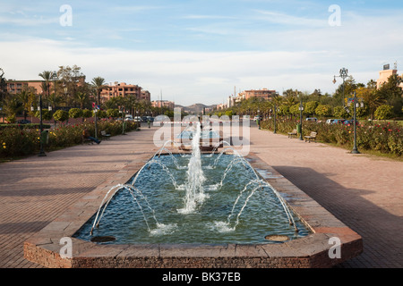 Afficher le long de central reservation jardins avec fontaine d'avant-plan, l'avenue Mohammed VI, Marrakech, Maroc, Afrique du Nord, Afrique Banque D'Images