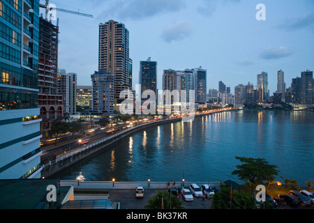 Balboa Avenue city skyline at night, Panama, Panama, Amérique Centrale Banque D'Images