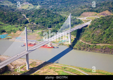 Porte-conteneurs en passant sous le pont Centenario (Puente Centenario) et le Canal de Panama , Panama City, Panama, Amérique Centrale Banque D'Images