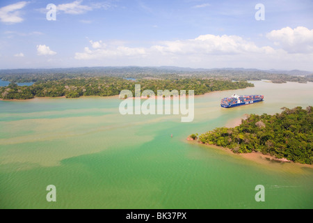 Porte-conteneurs qui transitent par le Canal de Panama, le lac Gatun, Panama, Amérique Centrale Banque D'Images