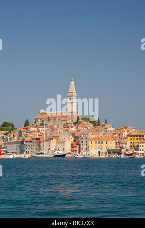 La colline de la cathédrale Sainte-euphémie et de vieux bâtiments à Rovinj, Istrie, Croatie, Europe Banque D'Images