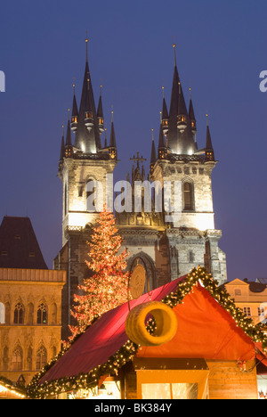 Marché de Noël à Staromestske avec l'Ancien hôtel de ville gothique, Stare Mesto, Site du patrimoine mondial de l'UNESCO, Prague, République Tchèque Banque D'Images