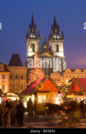 Marché de Noël à Staromestske avec l'Ancien hôtel de ville gothique, Stare Mesto, Site du patrimoine mondial de l'UNESCO, Prague, République Tchèque Banque D'Images