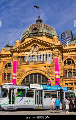 Le Tram passant la gare de Flinders Street, Melbourne, Australie Banque D'Images