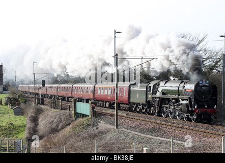 Locomotive à vapeur classe Britannia, 70013 Oliver Cromwell, le train spécial de transport de la Baie à cheval sur la ligne principale de la côte ouest. Banque D'Images