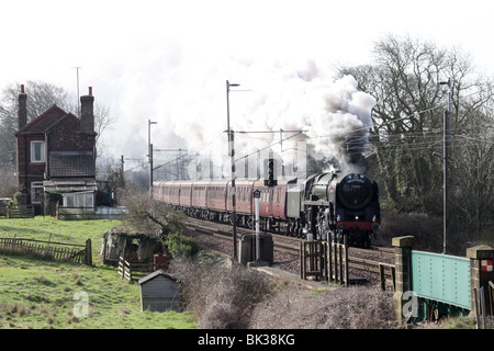 Locomotive à vapeur classe Britannia, 70013 Oliver Cromwell, le train spécial de transport de la Baie à cheval sur la ligne principale de la côte ouest. Banque D'Images