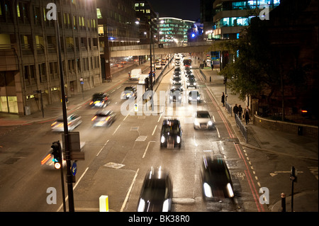 Voitures circulant dans les rues de Londres Banque D'Images