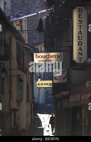 Rue commerçante médiévale pittoresque de Tende Banque D'Images