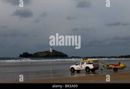 Un véhicule de patrouille de la RNLI stationnée sur la plage Towans Gwithian à Cornwall. Photo par Gordon 1928 Banque D'Images