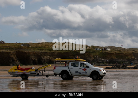 Un véhicule de patrouille de la RNLI stationnée sur la plage Towans Gwithian à Cornwall. Photo par Gordon 1928 Banque D'Images