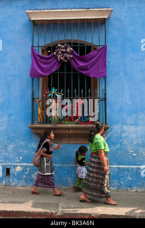 Parée pour la fenêtre Semaine Sainte Procession, Antigua, Guatemala, Amérique Centrale Banque D'Images