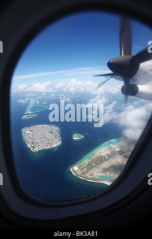 Les MALDIVES, Male : Vue aérienne d'un avion à l'aéroport international de Malé et les atolls dans l'Océan Indien Banque D'Images