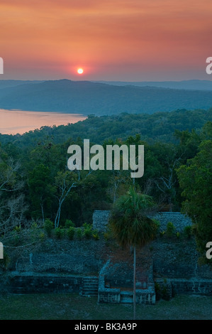 Vue sur le coucher du soleil sur le lac de Yaxha de Temple 216, Yaxha, Guatemala, Amérique Centrale Banque D'Images