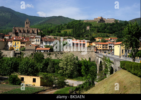 Vue de la ville et Fort Lagarde, Prats-de-Mollo-de-Preste, Languedoc-Roussillon, France, Europe Banque D'Images