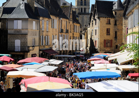 Jour de marché à la place de la Liberte, Sarlat, Dordogne, France, Europe Banque D'Images