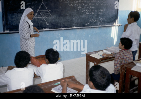 Les élèves et l'enseignant de l'école égyptienne Banque D'Images
