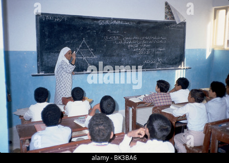 Les élèves et l'enseignant de l'école égyptienne. Banque D'Images