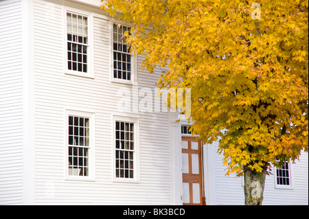 Feuillage de l'automne suivant pour le style colonial Museum de Weston Weston, Vermont, New England, États-Unis d'Amérique, Amérique du Nord Banque D'Images