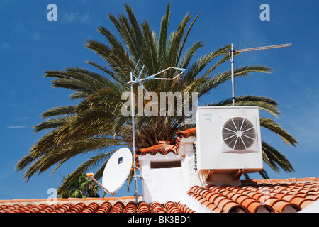 Villa en Espagne avec une unité d'air conditionné et une parabole sur le toit Banque D'Images