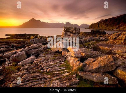 Coucher du soleil sur l'estran rocheux à l'Cuillin Hills depuis Elgol, île de Skye, Highland, Ecosse, Royaume-Uni, Europe Banque D'Images