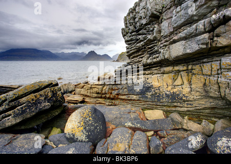 Vue de Cuillin Hills de l'estran rocheux à Elgol, île de Skye, Highland, Ecosse, Royaume-Uni, Europe Banque D'Images