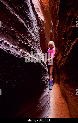 Girl squeezing par narrows de Spooky Gulch, Escalante Canyons, Grand Staircase Escalante National Monument (Utah) Banque D'Images