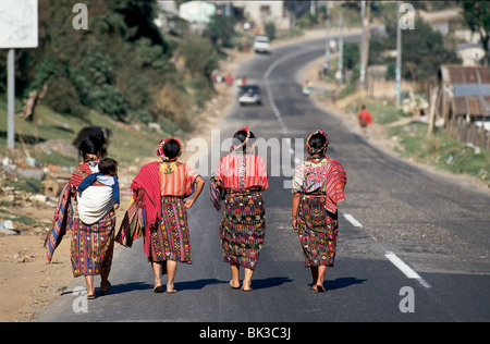 Quatre femmes guatémaltèques marchant sur une route pavée près de Cantel, Guatemala Banque D'Images