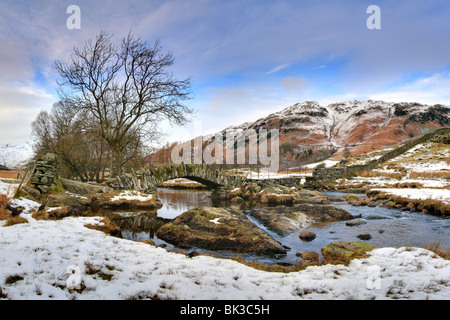 Slaters, Pont, Rivière Brathay Little Langdale, Lake District National Park, Royaume-Uni, l'hiver, la neige sur le terrain. Banque D'Images