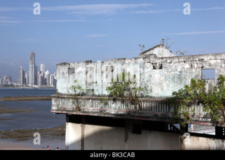 Ruines de l'Union Club sports club bâtiment dans Casco Viejo , Paitilla gratte-ciel en arrière-plan , la ville de Panama , Panama Banque D'Images