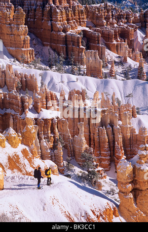 La raquette à neige au-dessous de Sunset Point à Bryce Canyon National Park, Utah. Banque D'Images