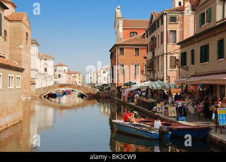 Canal à Chioggia, Italie avec des maisons typiquement italien et les gondoles. Banque D'Images