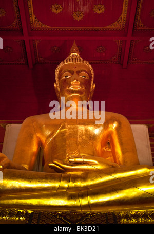 Statue du Bouddha d'or de Wat Phra Sri Sanpetch temple bouddhiste d'Ayutthaya, Thaïlande. Banque D'Images