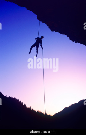 La descente en rappel dans les montagnes Wasatch, Utah. Banque D'Images
