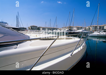 L'hôtel moderne et nouvelle marina de Frejus Banque D'Images