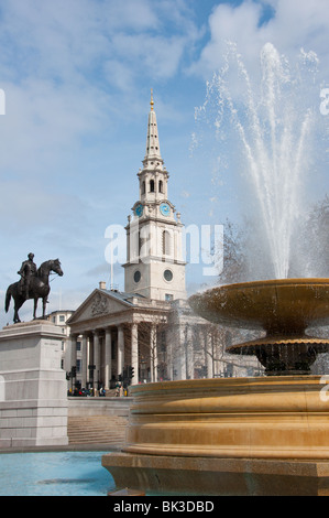 Trafalgar square avec une fontaine de Saint Martin dans le domaine Banque D'Images