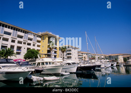 L'hôtel moderne et nouvelle marina de Frejus Banque D'Images