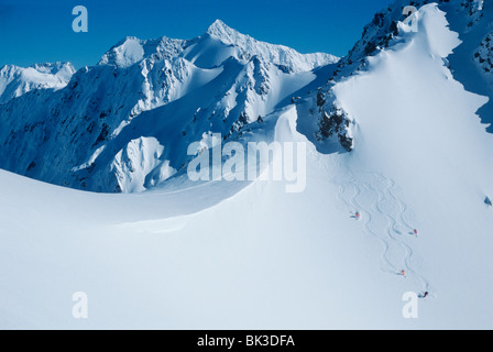 Le ski en hélicoptère avec des guides alpins dans la gamme Rakaia dans les Alpes du Sud sur l'île du sud de Nouvelle-Zélande. Banque D'Images