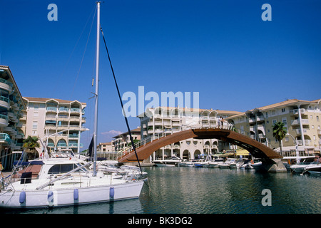 L'hôtel moderne et nouvelle marina de Frejus Banque D'Images